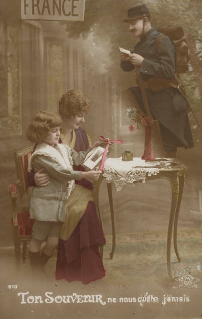 母と子が兵士の父親への手紙を準備する（着色写真） 作： French Photographer