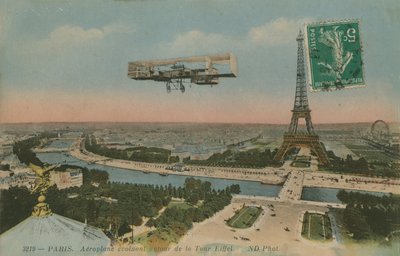 フランス、パリのエッフェル塔を旋回する飛行機。 1913年に送られたはがき。 作： French Photographer