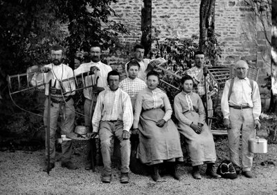 オートマルヌ（Haute Marne）のブルモン（Bourmont）近くの農場で、農業従事者とその道具、フェイク、ラトー・エルトリエ（rateau-ertrier）、ブレード・バスケット、コレクション用の受皿（1890年頃）。写真撮影。デュコス・コレクション。 作： French Photographer