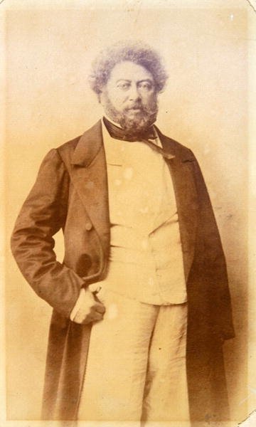 アレクサンドル・デュマ・ペール（1803-70）1860年頃（モノクロ写真） 作： French Photographer