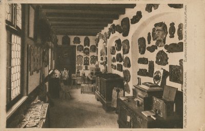 木製の彫刻が展示されているアルザス博物館。 1913年に送られたはがき。 作： French Photographer