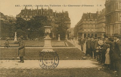 パリのチュイルリー公園の鳥使い。 1913年に送られたはがき。 作： French Photographer