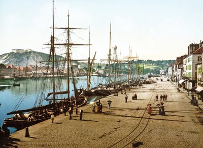 1890年から1900年まで古い砦を背景にしてシェルブールに停泊するボート 作： French Photographer
