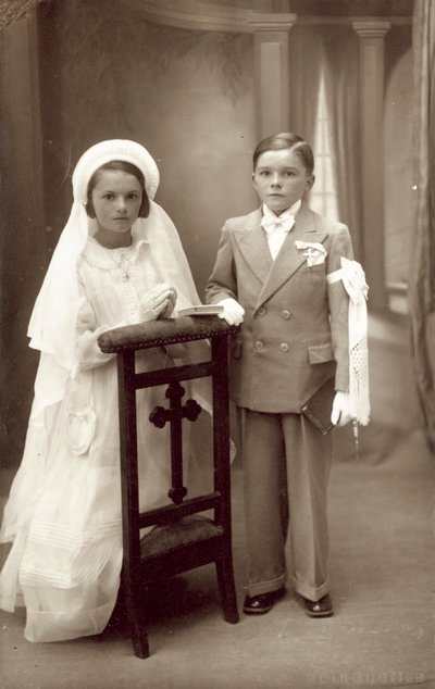最初の聖体拝領での男の子と女の子 作： French Photographer
