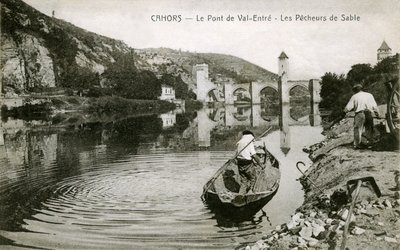 20世紀初頭のカオール：ロット川に浮かぶ砂地の漁師とその船、ヴァラントレの橋 作： French Photographer