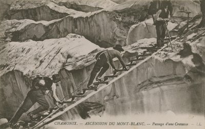 シャモニー-モンブランの上昇。隙間を通過する登山者。 1913年に送られたはがき。 作： French Photographer