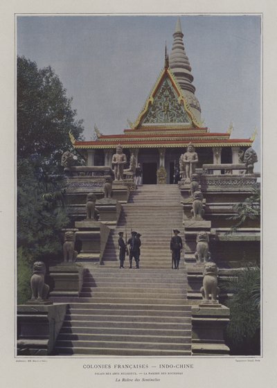 1900年のパリ万国博覧会のインドシナ部門の仏教寺院の衛兵交代式（カラー写真 作： French Photographer
