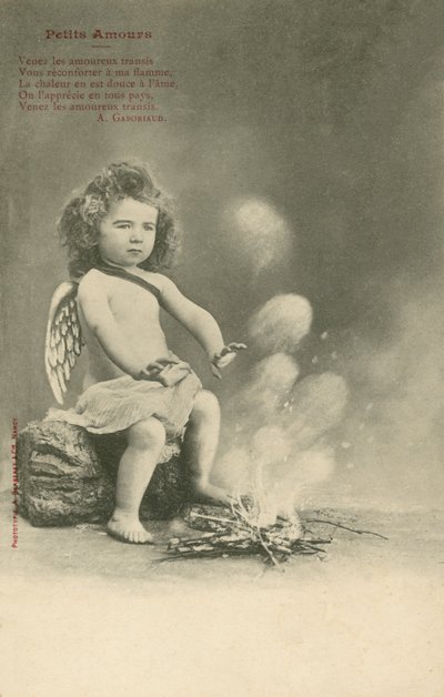 焚き火のそばに座るシェルブ（モノクロ写真） 作： French Photographer