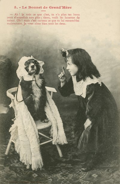 愛犬にボンネットを着せる子供（モノクロ写真） 作： French Photographer