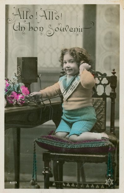 電話を使う子供 作： French Photographer