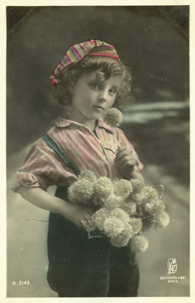 花の束を持つ子供 作： French Photographer