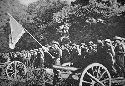 ディエンビエンフー包囲戦で軽野砲を持ってパレードする共産党ベトミン部隊（1953年11月～1954年5月）（カラーリトグラフ 作： French Photographer