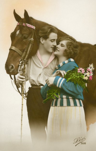 茶色い馬のそばで、キスをしようとしているカップル（カラー写真 作： French Photographer