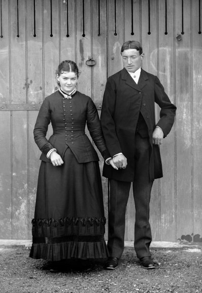 息子の初聖体を祝うための日曜日のカップル、オートマルヌ（Haute Marne）のブルモン（Bourmont）付近、1880年頃。デュコス・コレクション。 作： French Photographer