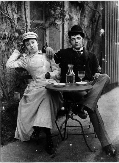カフェのテラスでアブサンを飲んでいるカップル - 写真、1890年頃 作： French Photographer