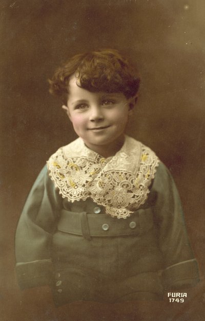 満面の笑みのかわいい男の子（カラー写真 作： French Photographer
