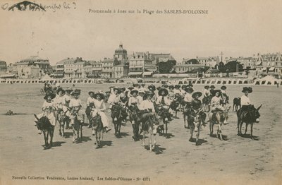 ロバは西フランスのレサーブルドロンヌのビーチに乗ります。 1913年に送られたはがき。 作： French Photographer