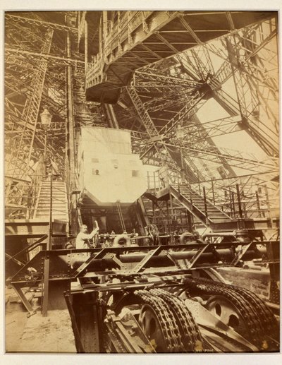 エッフェル塔のリフトシステムを操作するための機器、1888年頃 作： French Photographer