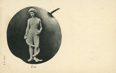 蛇とリンゴを持つイブ（モノクロ写真 作： French Photographer