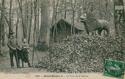 聖ディジエでライオンの彫刻を見て父と息子。 1913年に送信されたはがき。Gauthierの図書館によって発行されました。 作： French Photographer