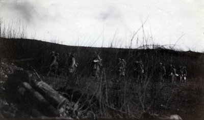 第一次世界大戦（1914-1918）：ロクール（サンカンタン）に向かって行進する兵士の一団（エイスン地方 作： French Photographer
