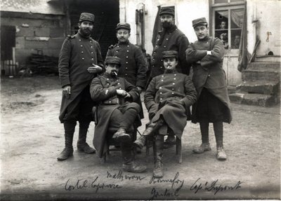 第一次世界大戦（1914-1918）：ロワ・シュル・マッツ（Roye-sur-Matz, Oise）近くの農場Laroqueにいるデベネデッティ大佐(?)の参謀本部のテレフォン奏者と秘書。1915年3月 作： French Photographer
