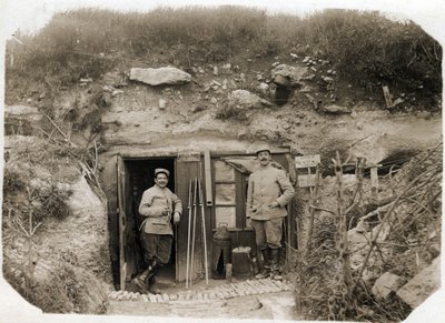 第一次世界大戦（1914-1918）：デ・ベネデッティ中尉の指揮所、左が秘書、右が大隊の令状係。その間にはヒューズ信号、潜望鏡、魚雷。05-1916 作： French Photographer