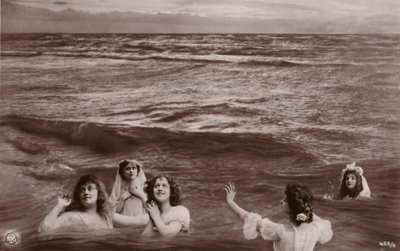 海に身を包んだ5人の女性（フォトコラージュ） 作： French Photographer