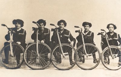 フランス人と思われる5人の少女が自転車を持っている様子（モノクロ写真 作： French Photographer