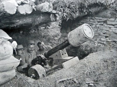 1915年に地雷を発射するために使用されたフランスの48門 作： French Photographer