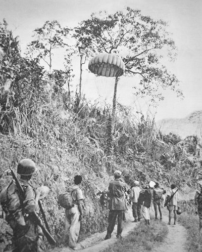 ディエンビエンフー包囲戦で、パラシュートで運ばれてきた物資を回収するフランスとベトナムの兵士たち（1953年11月～1954年5月）（モノクロ写真）。 作： French Photographer