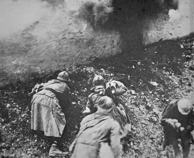 ヴェルダンの戦いでドイツ軍の砲撃を受けるフランス軍歩兵 作： French Photographer