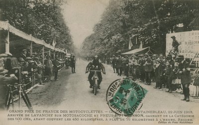 フランスのバイクグランプリ、フォンテーヌブロー、1913年6月22日。ラヴァンチーは、ハチンソンタイヤでモトサコッシュで500 ccのカテゴリーを制覇し、1時間あたり75キロを超える450キロのコースを完走しました。 作： French Photographer