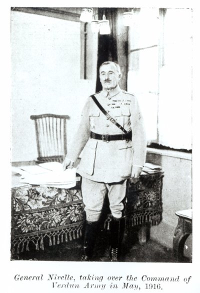 ロバート・ニヴェル将軍（1856-1924）1916年5月、ヴェルダンで陸軍の指揮を引き継ぐ（bw写真） 作： French Photographer