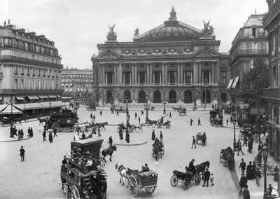 19世紀後半のパリオペラハウスの全景 作： French Photographer