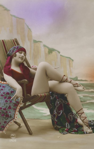 デッキチェアの女の子（カラー写真） 作： French Photographer