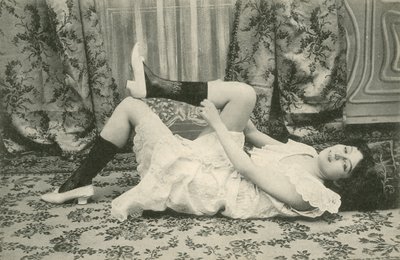 靴下を履く女の子（モノクロ写真） 作： French Photographer