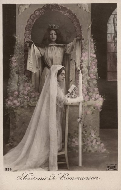 聖体拝領を取っている女の子 作： French Photographer