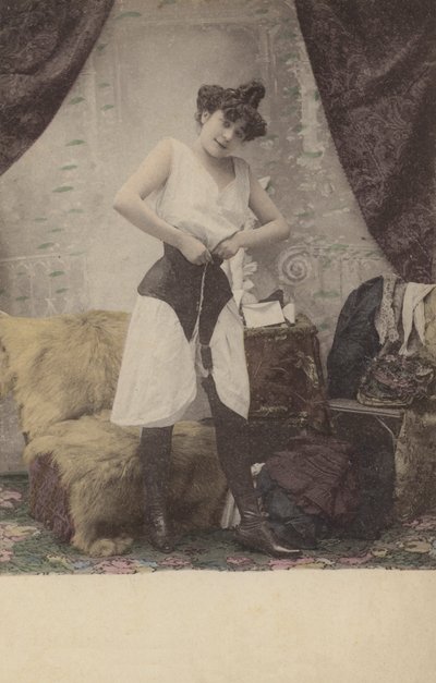 彼女のコルセットを元に戻す女の子 作： French Photographer