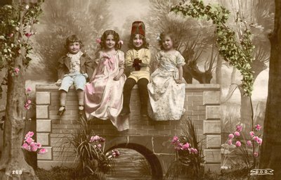 橋の端に座っている女の子と男の子 作： French Photographer