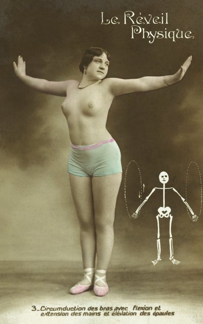 エクササイズをする半裸の女性（カラー写真） 作： French Photographer