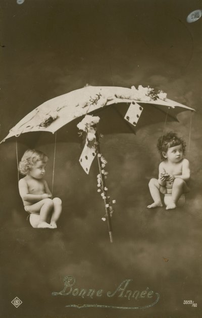 1913年に送られた、傘からぶら下がっている2人の赤ちゃんのハッピーニューイヤーカード 作： French Photographer