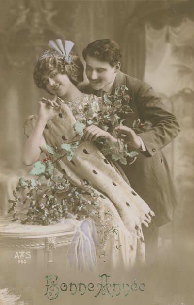 ヤドリギを保持しているロマンチックなカップルとの幸せな新年のグリーティングカード、1913年（手描きの写真） 作： French Photographer