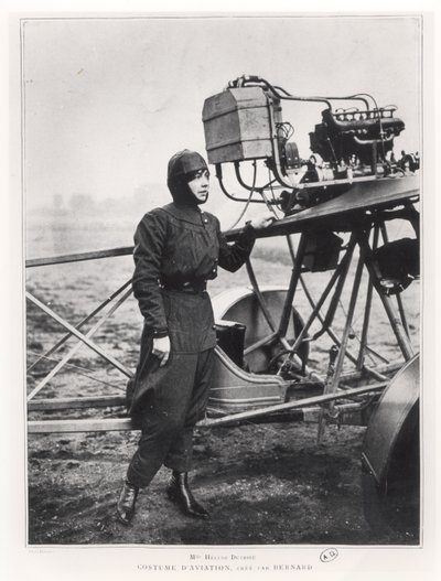 1914年以前、飛行機の横に立っているヘレンデュトリュー（1877〜1961年） 作： French Photographer