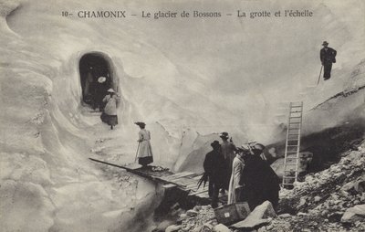 氷の洞窟とはしご、ボッソン氷河、シャモニー、フランス (白黒写真) 作： French Photographer