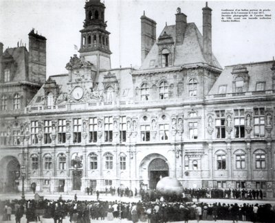 1871年5月3日、パリのホテルドゥヴィルの外でコミューンの宣言が添付された気球を膨らませる 作： French Photographer
