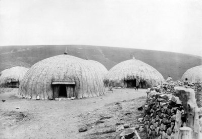 Kaffir Huts、南アフリカ、c.1914 作： French Photographer