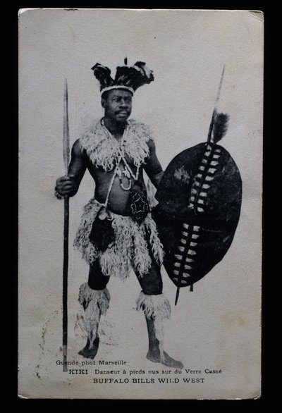 割れたガラスの上を裸足で踊るダンサーのキキ、バッファロー・ビル（William Frederick Cody 作： French Photographer