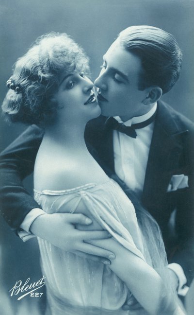 キスをするカップル（モノクロ写真） 作： French Photographer