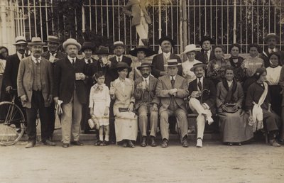 フランスの大家族グループ 作： French Photographer
